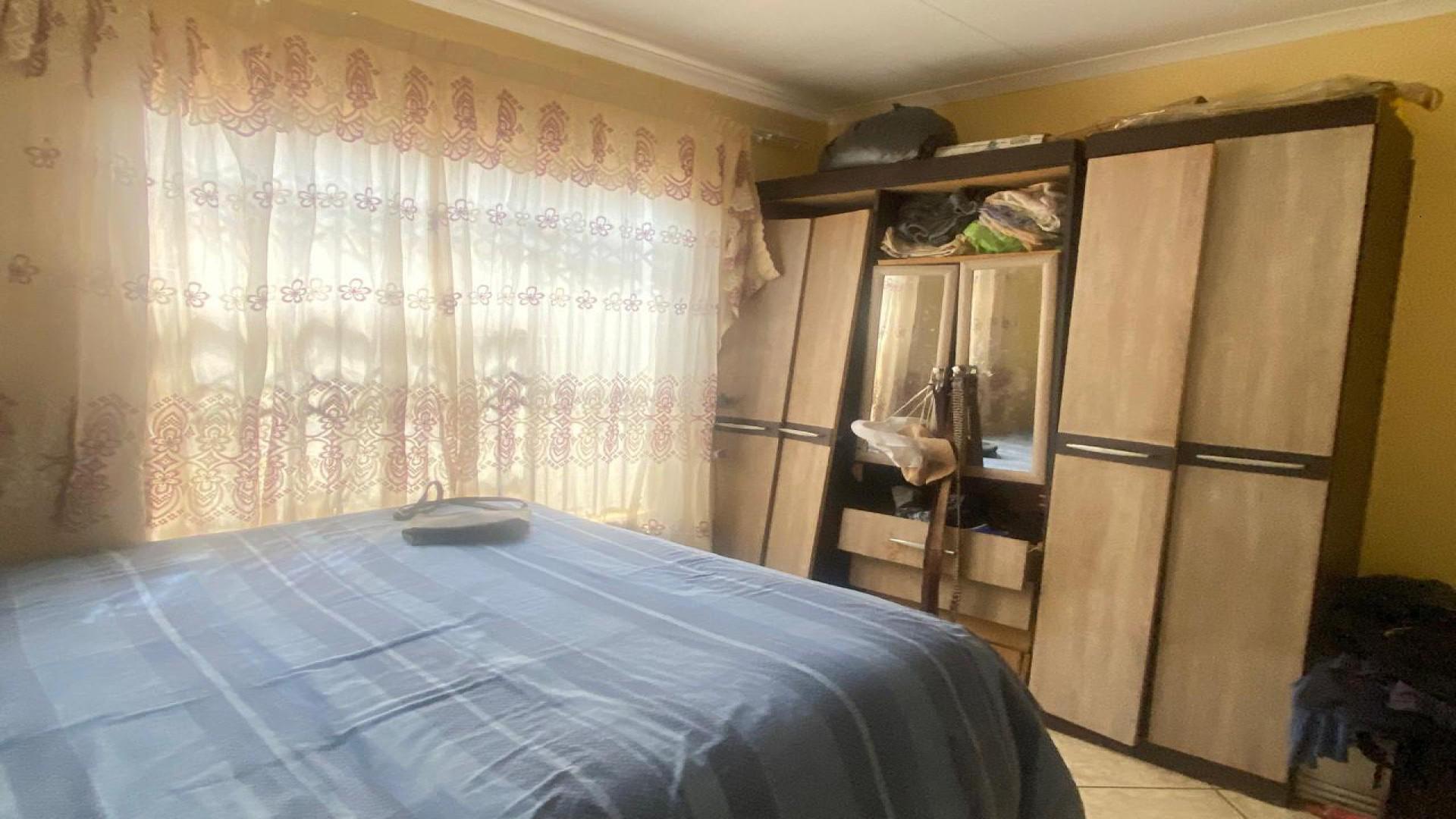 Bed Room 2 of property in Bram Fischerville