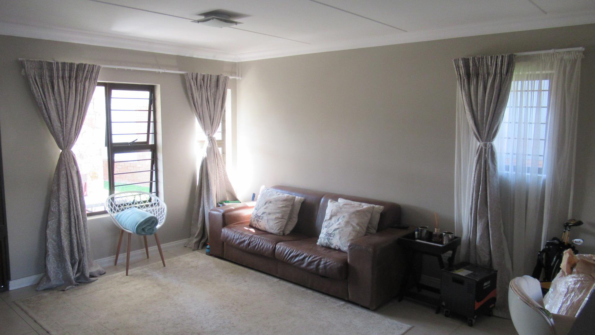 Lounges - 34 square meters of property in Kyalami Hills