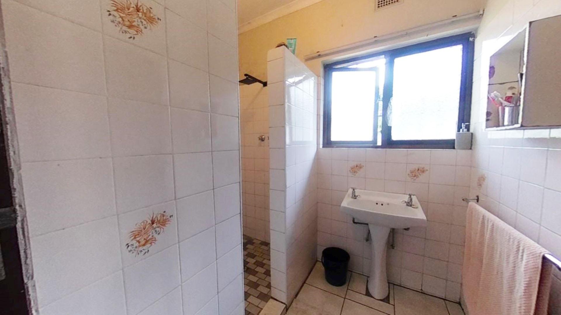 Bathroom 1 - 6 square meters of property in Marburg