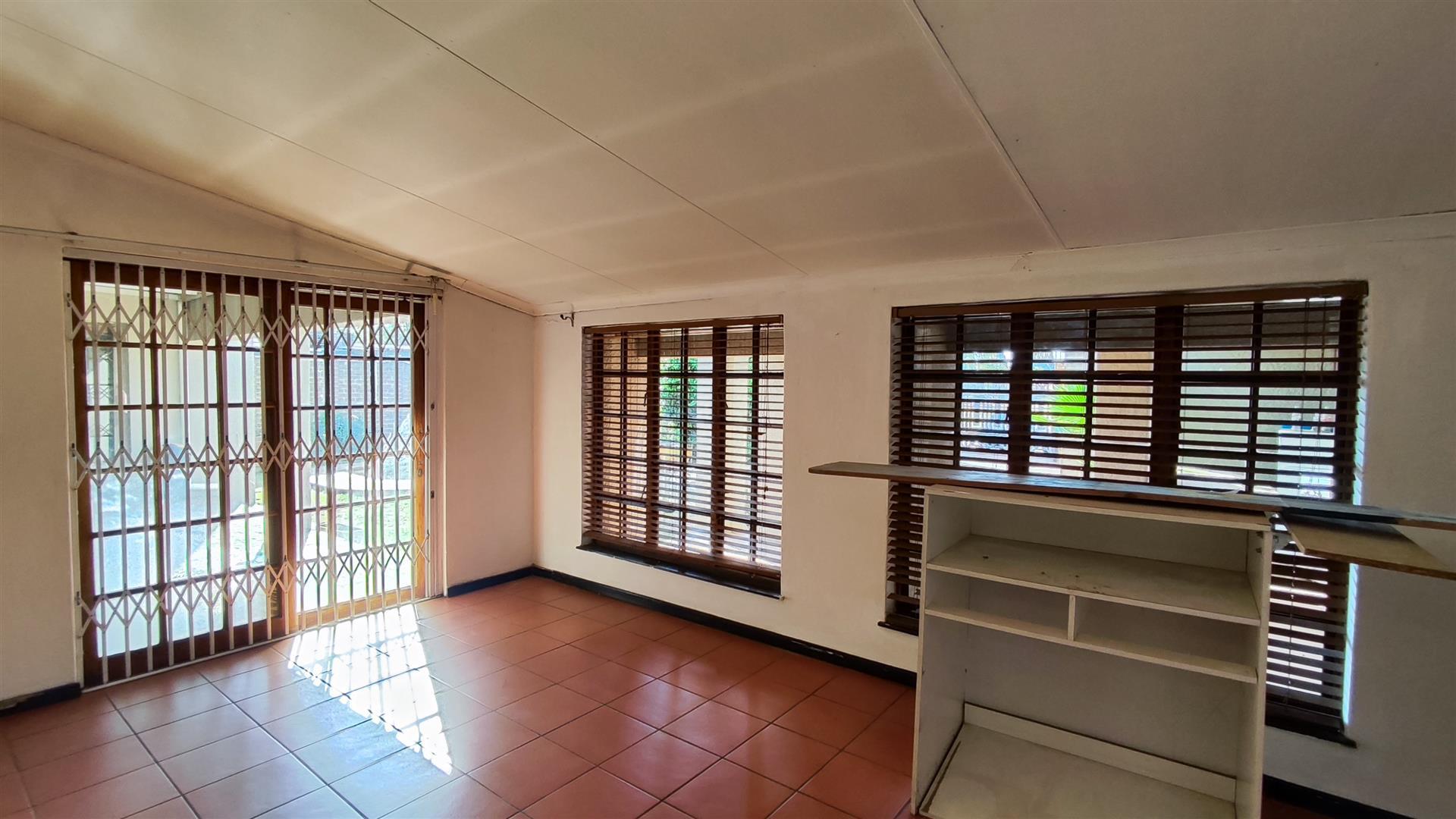 Lounges - 15 square meters of property in Glen Marais