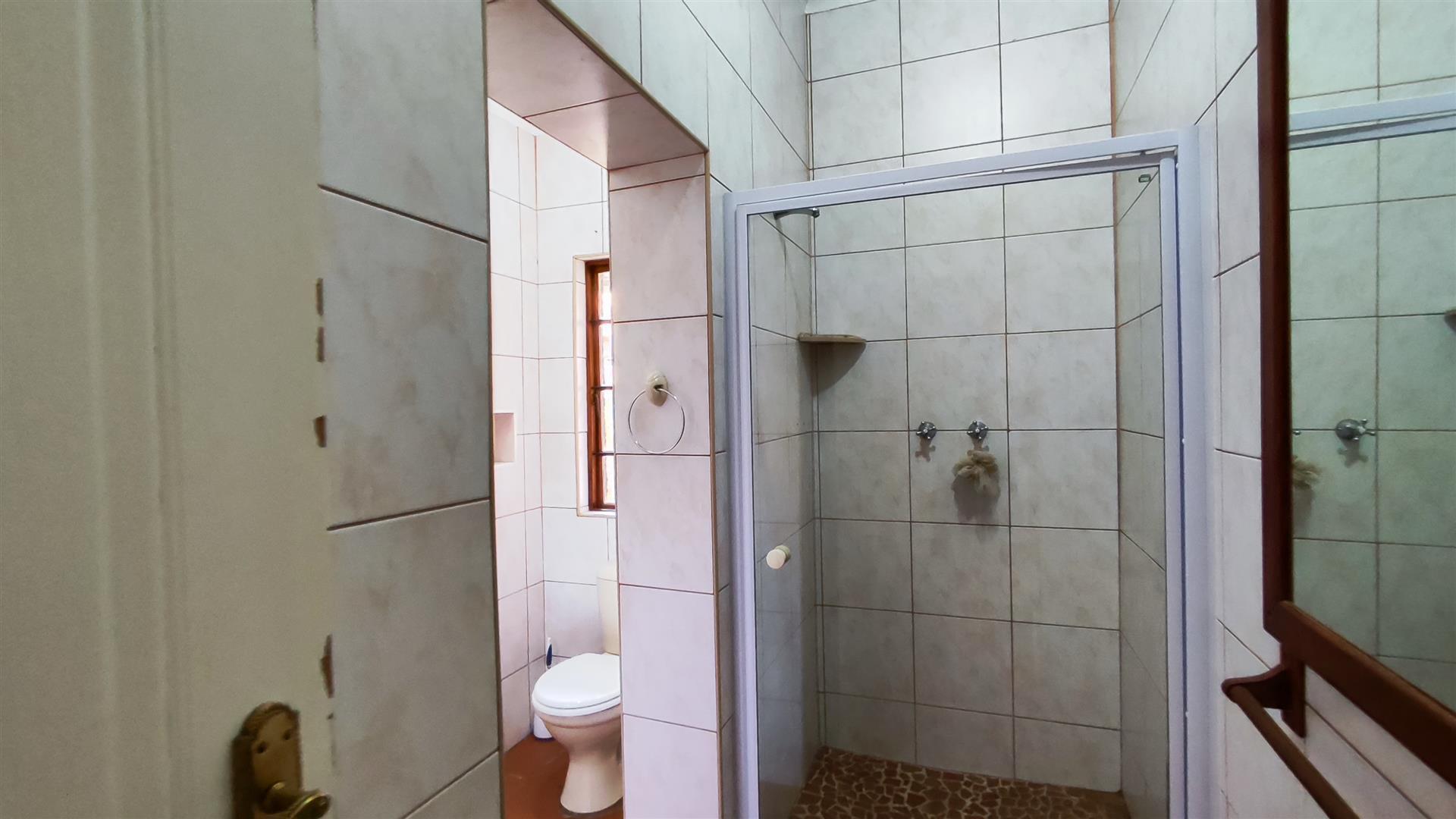 Bathroom 1 - 7 square meters of property in Glen Marais