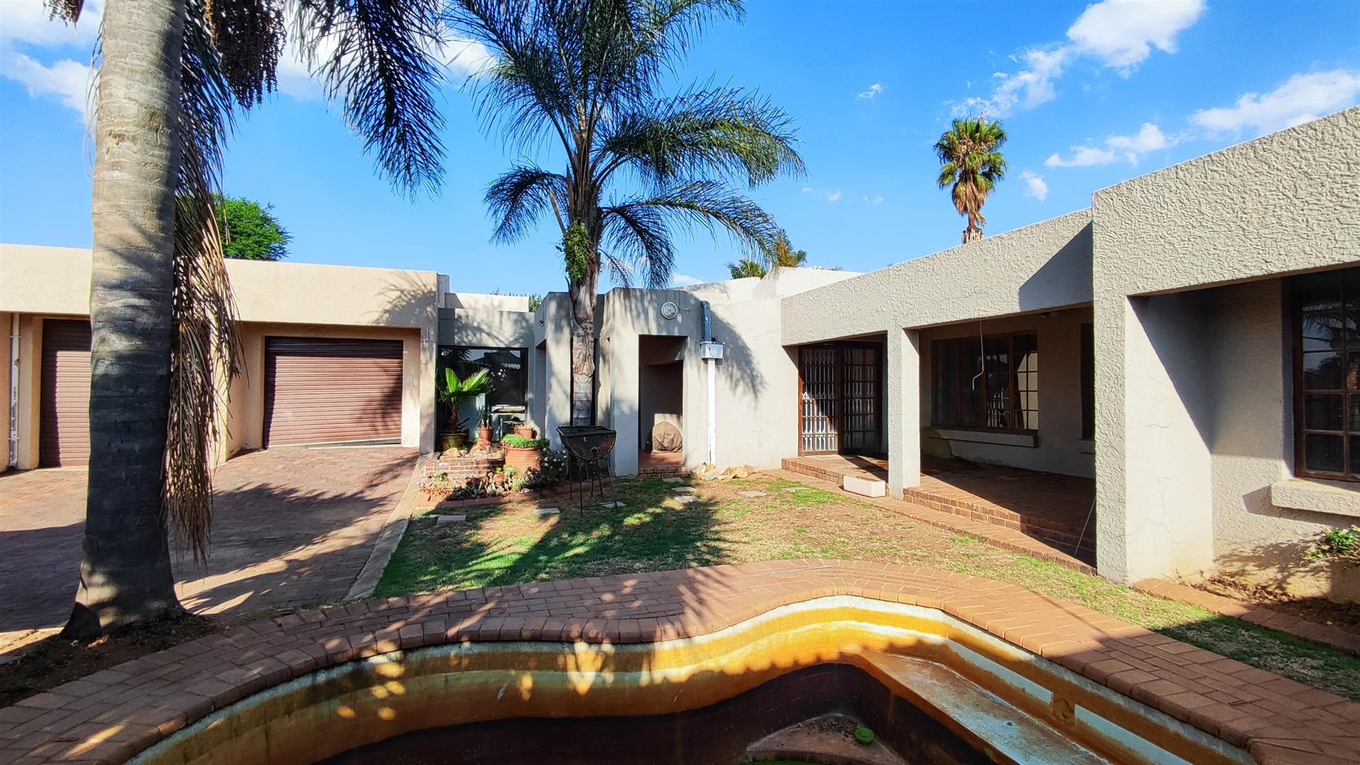Front View of property in Glen Marais