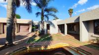 Front View of property in Glen Marais