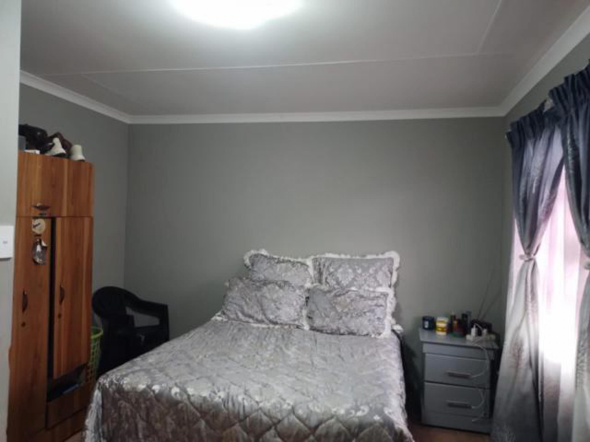 Bed Room 1 of property in Vosloorus