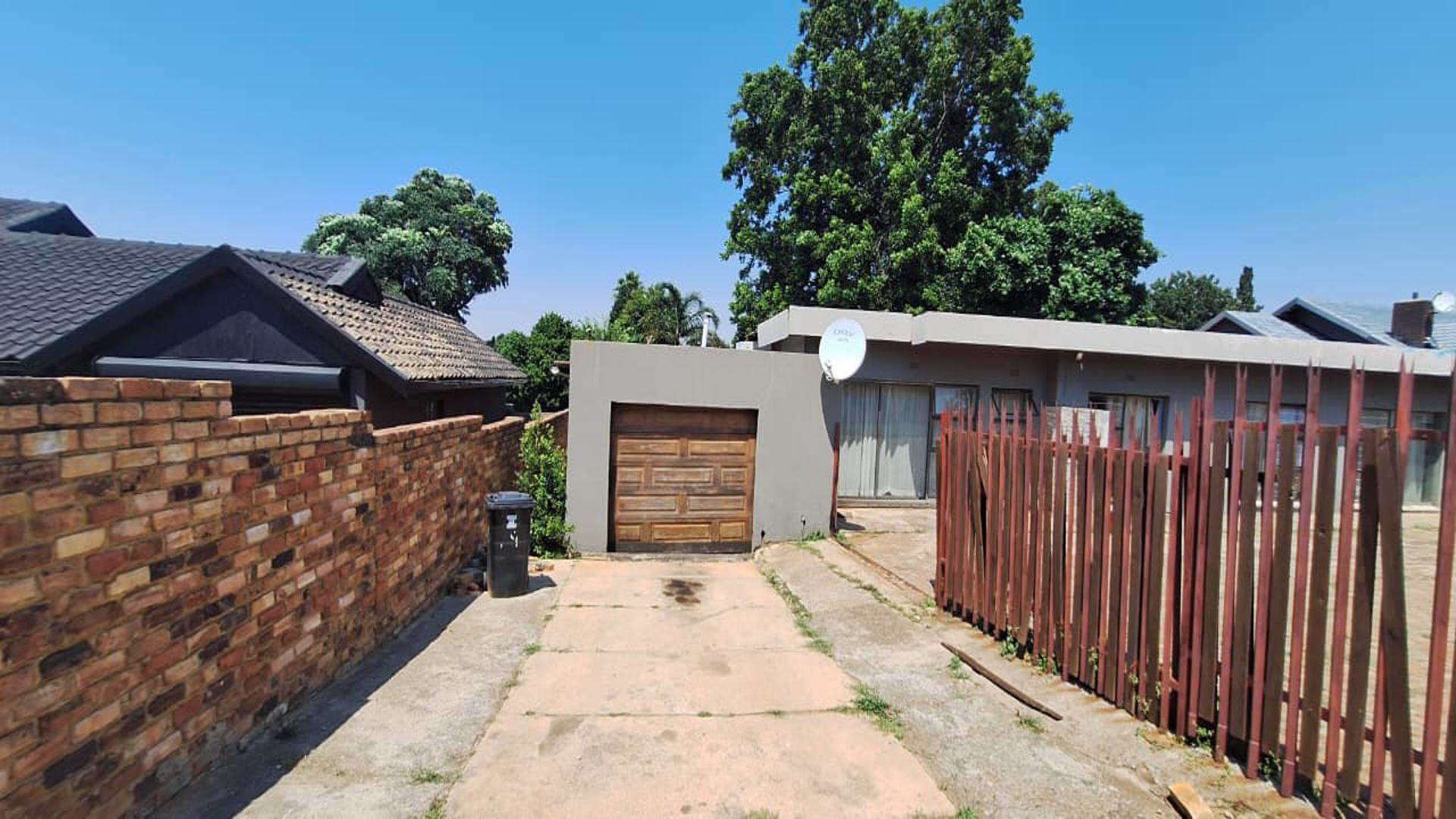 Front View of property in Mindalore