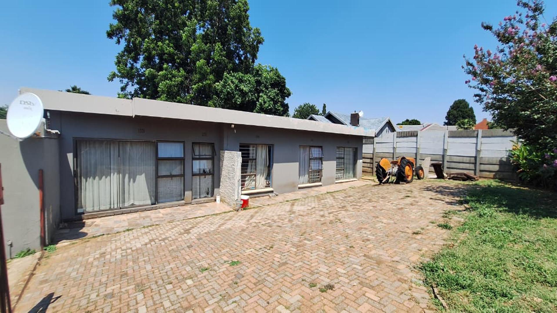 Front View of property in Mindalore