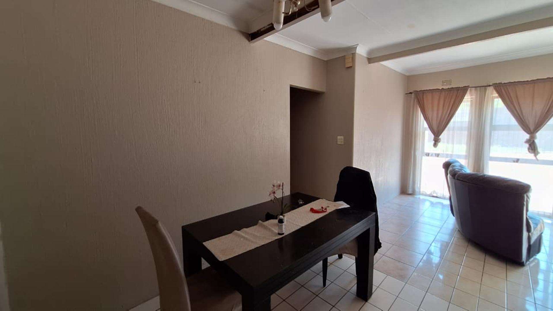 Dining Room - 11 square meters of property in Mindalore