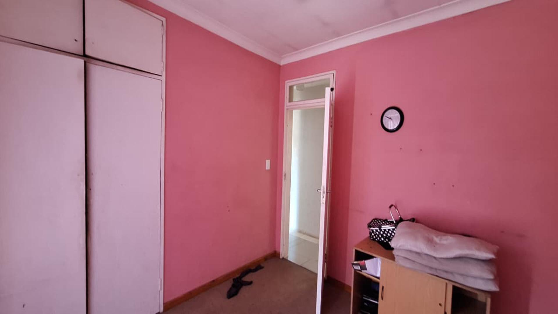 Bed Room 1 - 11 square meters of property in Mindalore