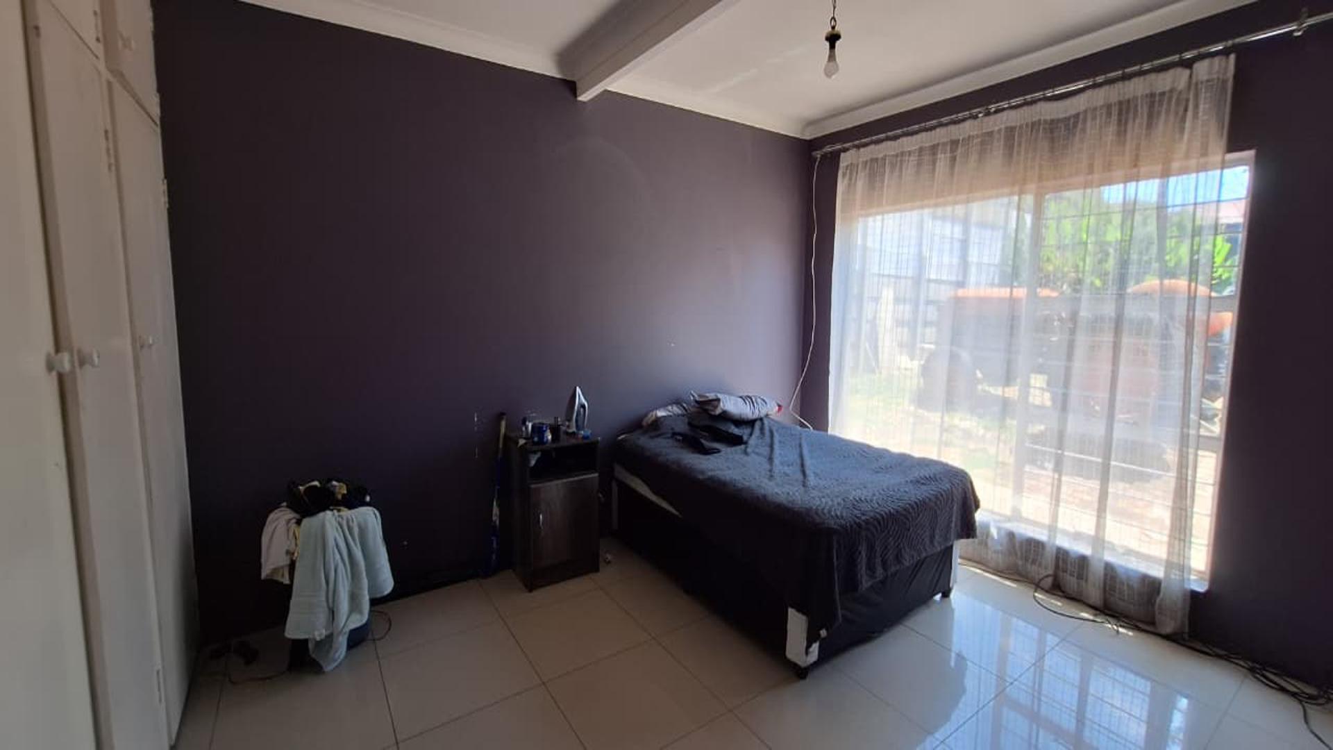 Main Bedroom - 17 square meters of property in Mindalore