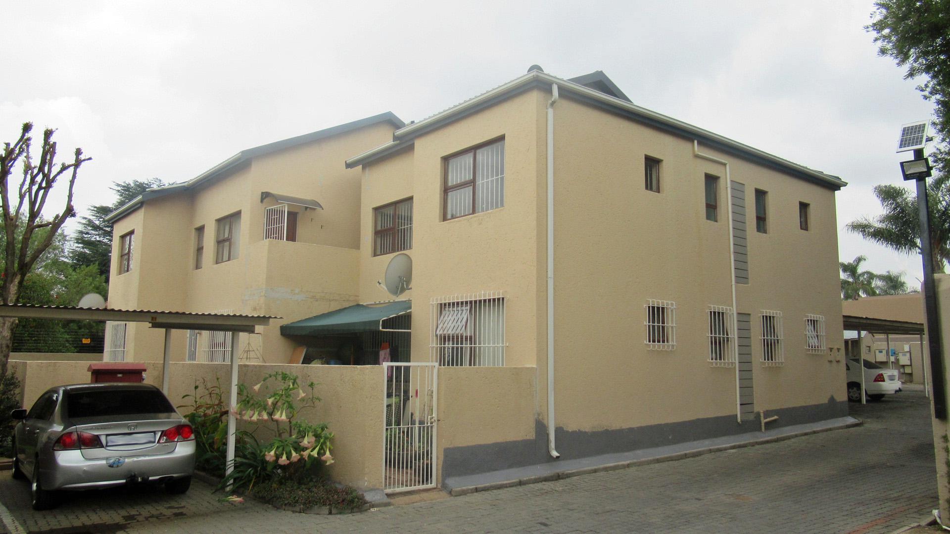 Front View of property in Glen Marais