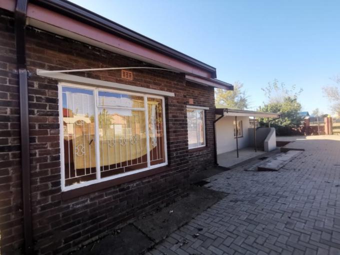 4 Bedroom House for Sale For Sale in Newcastle MR571700