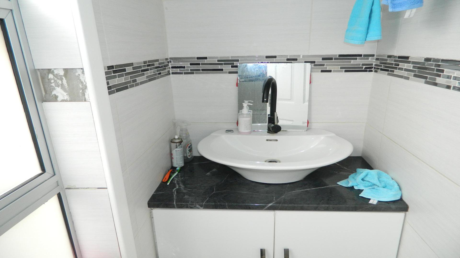 Guest Toilet of property in Weltevreden Valley
