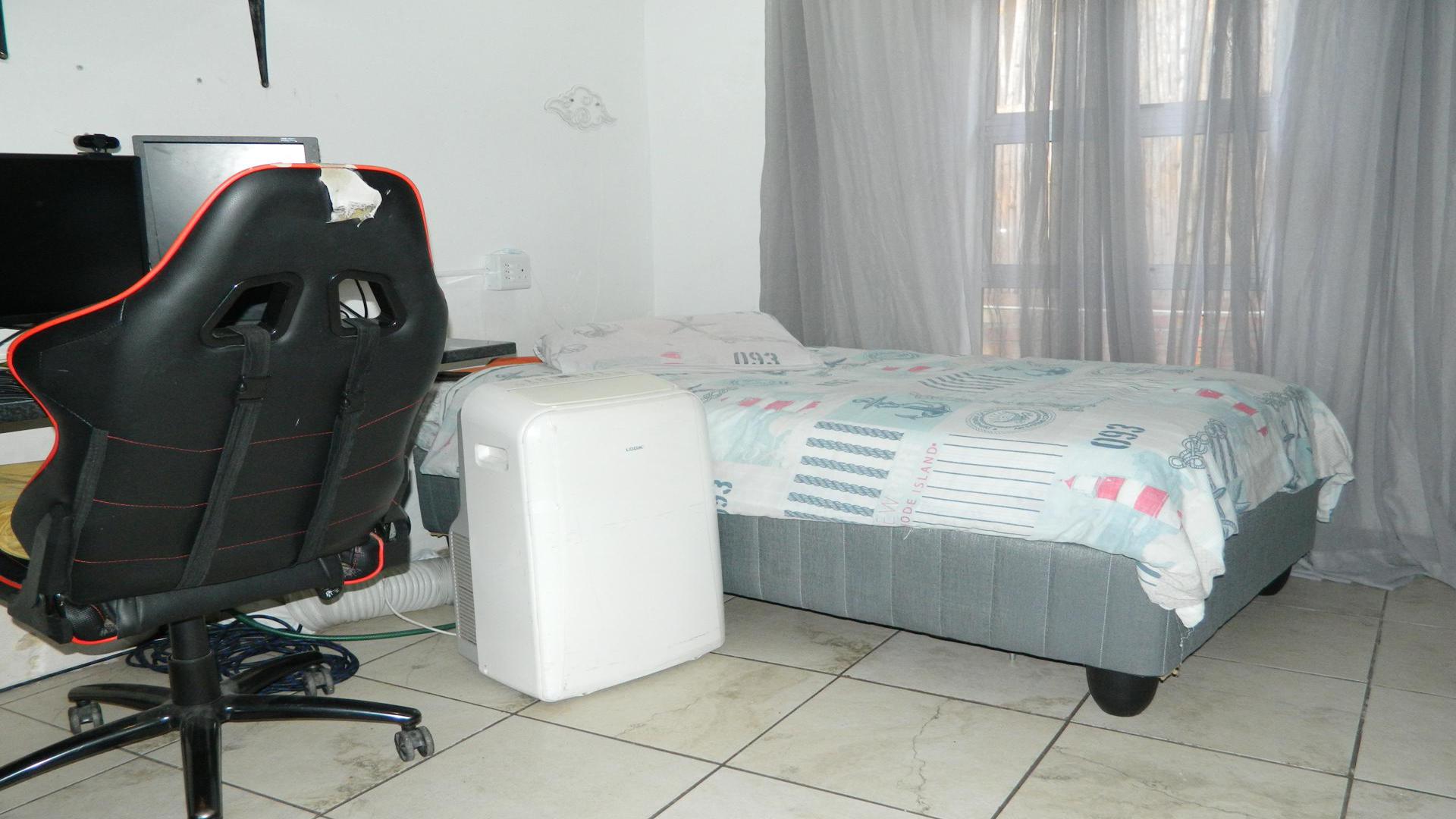 Bed Room 1 of property in Weltevreden Valley