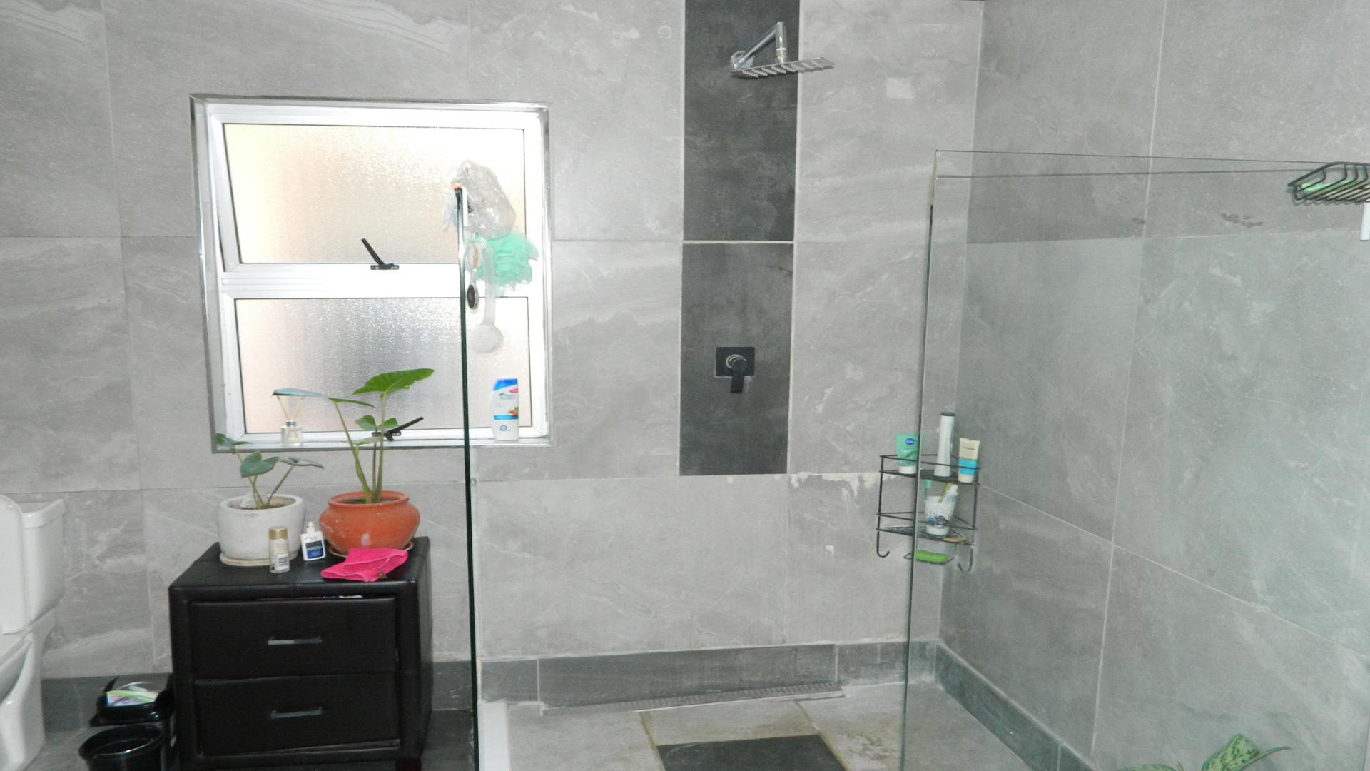 Bathroom 2 of property in Weltevreden Valley