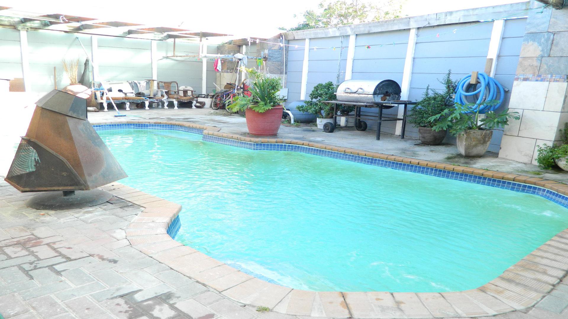 Swimming Pool of property in Weltevreden Valley