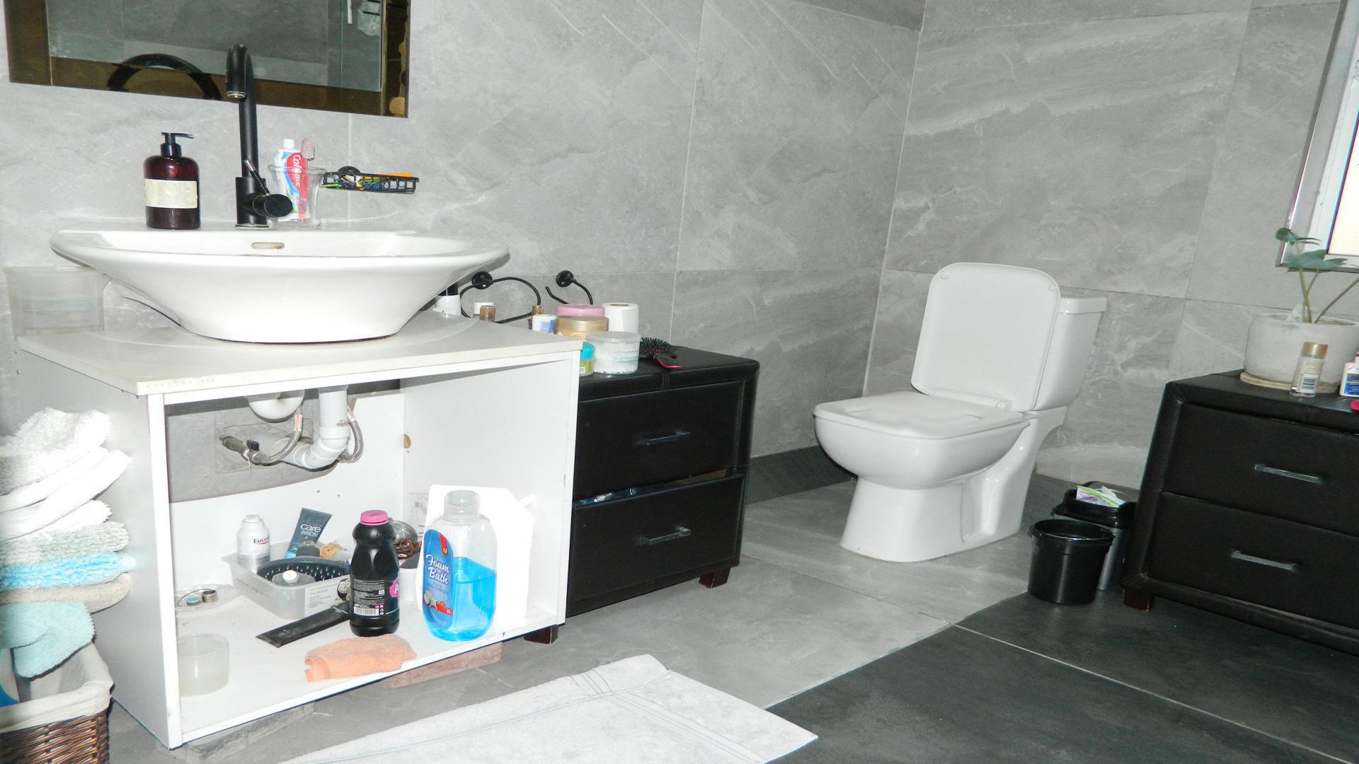 Bathroom 1 of property in Weltevreden Valley