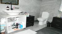 Bathroom 1 of property in Weltevreden Valley
