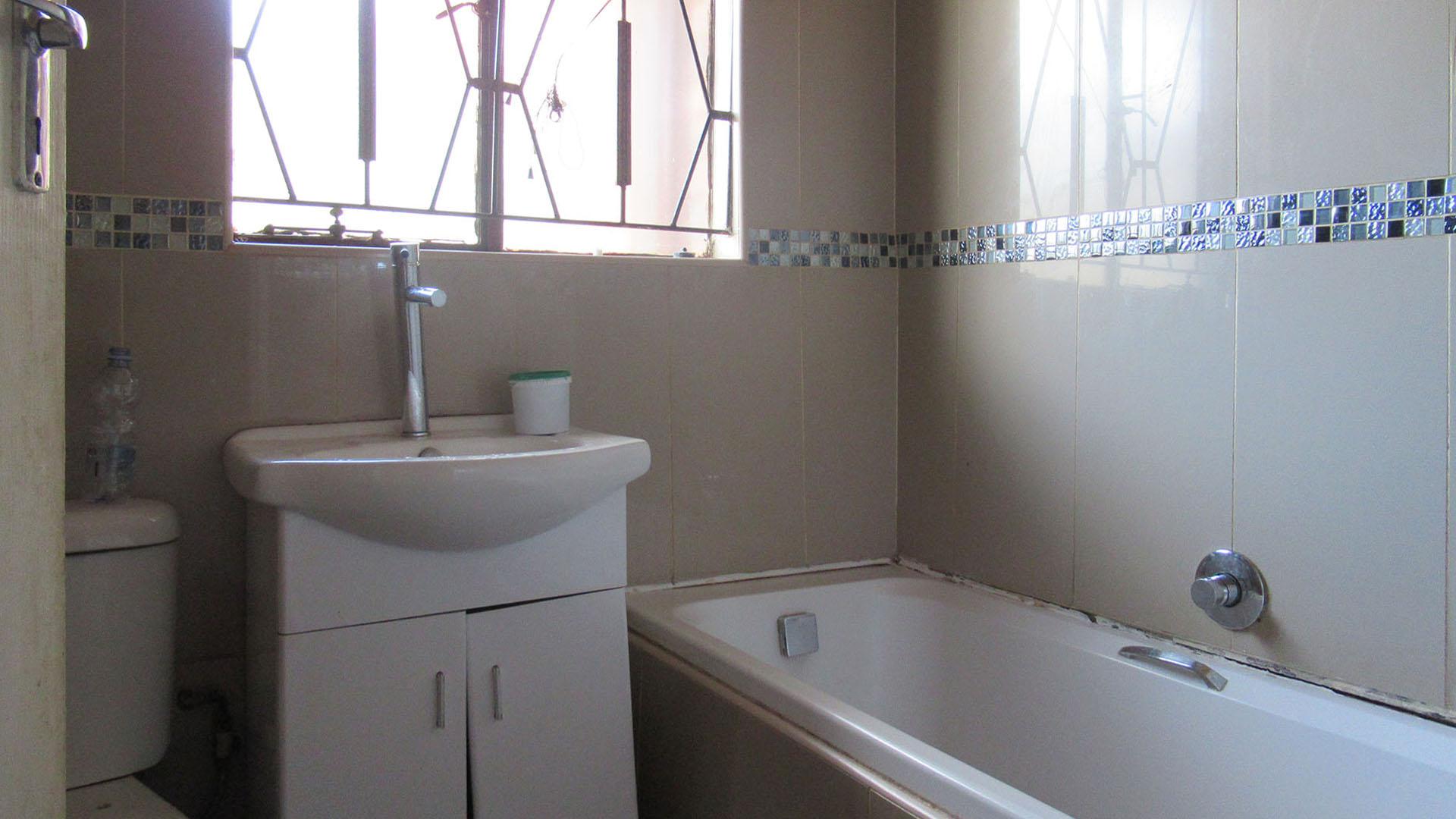 Bathroom 1 - 3 square meters of property in Doornkop