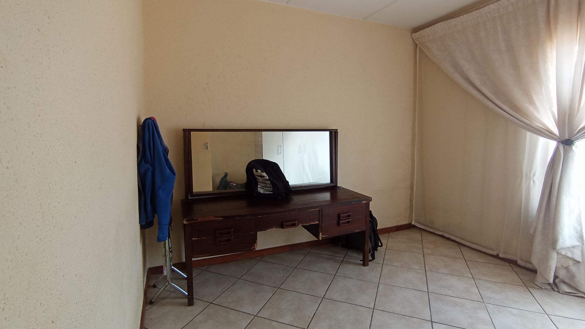 Bed Room 1 - 12 square meters of property in Olievenhoutbos