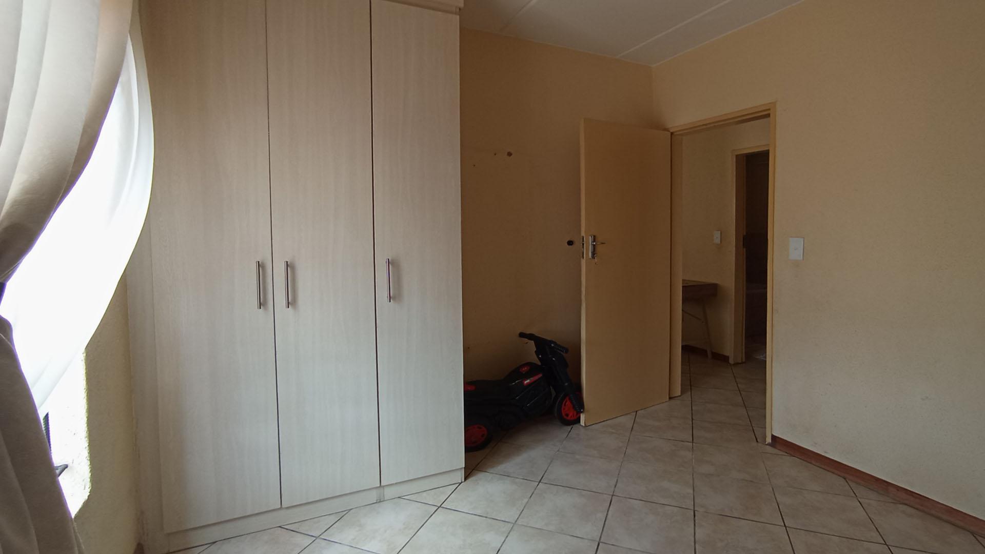 Bed Room 1 - 12 square meters of property in Olievenhoutbos