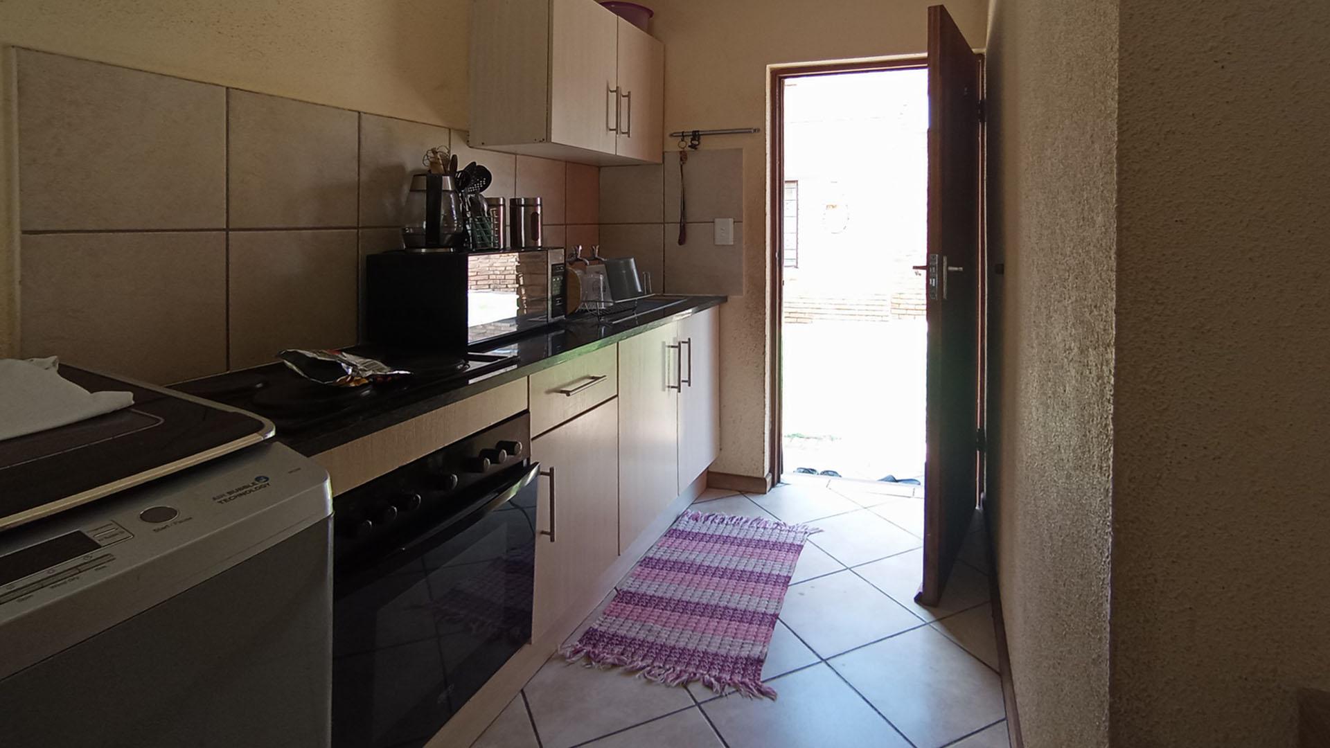Kitchen - 3 square meters of property in Olievenhoutbos