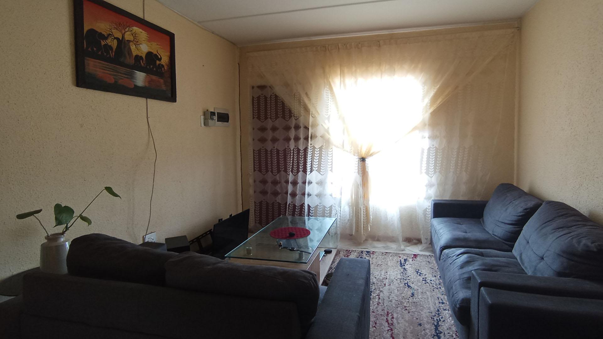 Lounges - 12 square meters of property in Olievenhoutbos