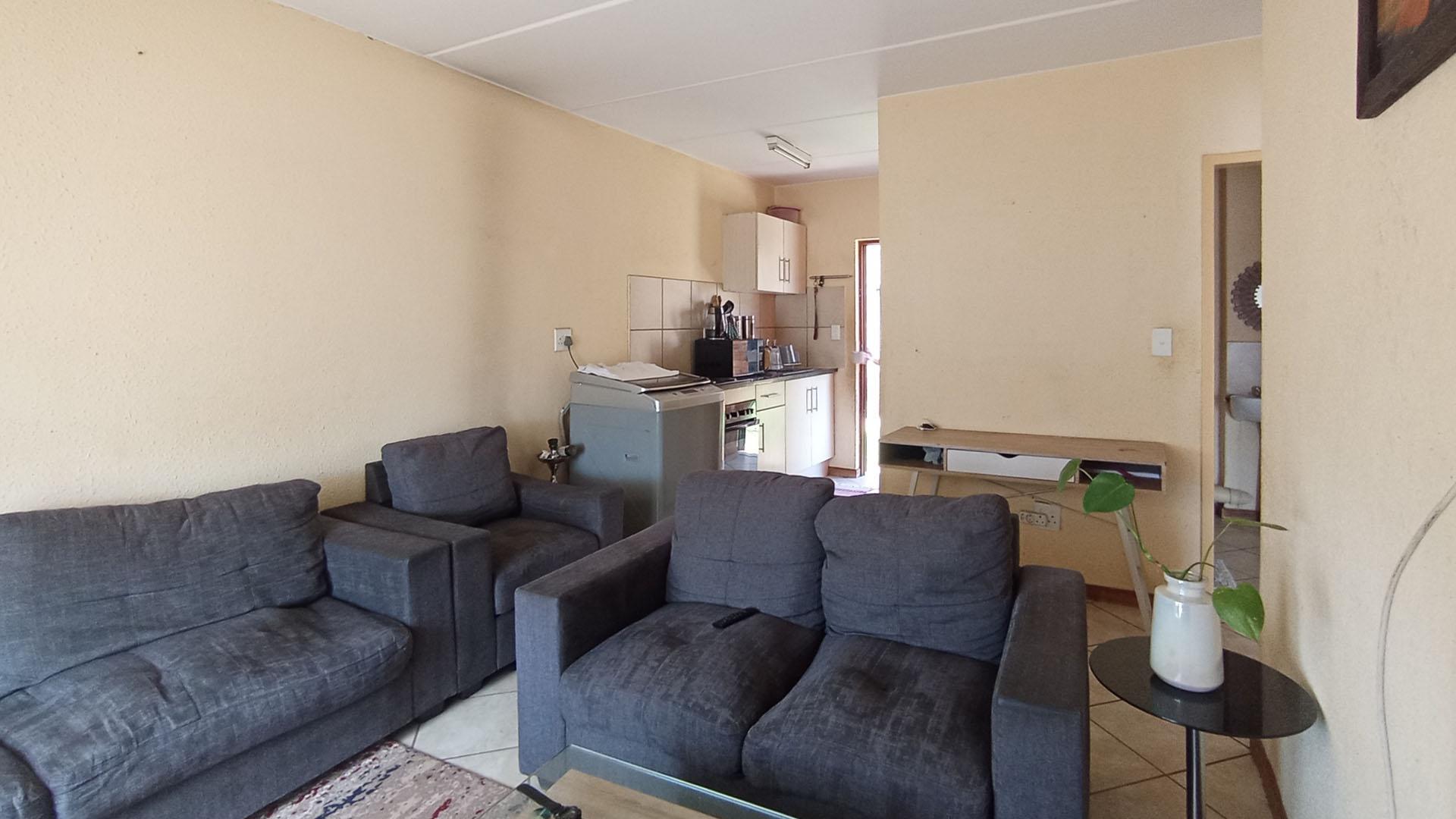 Lounges - 12 square meters of property in Olievenhoutbos