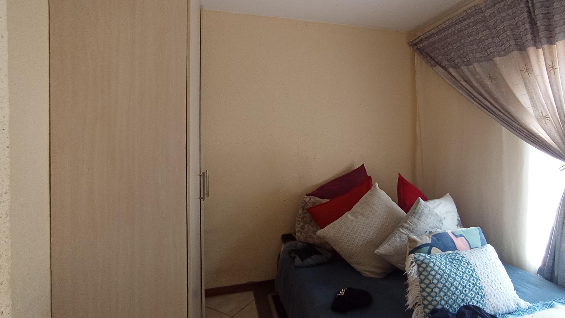 Bed Room 2 - 8 square meters of property in Olievenhoutbos