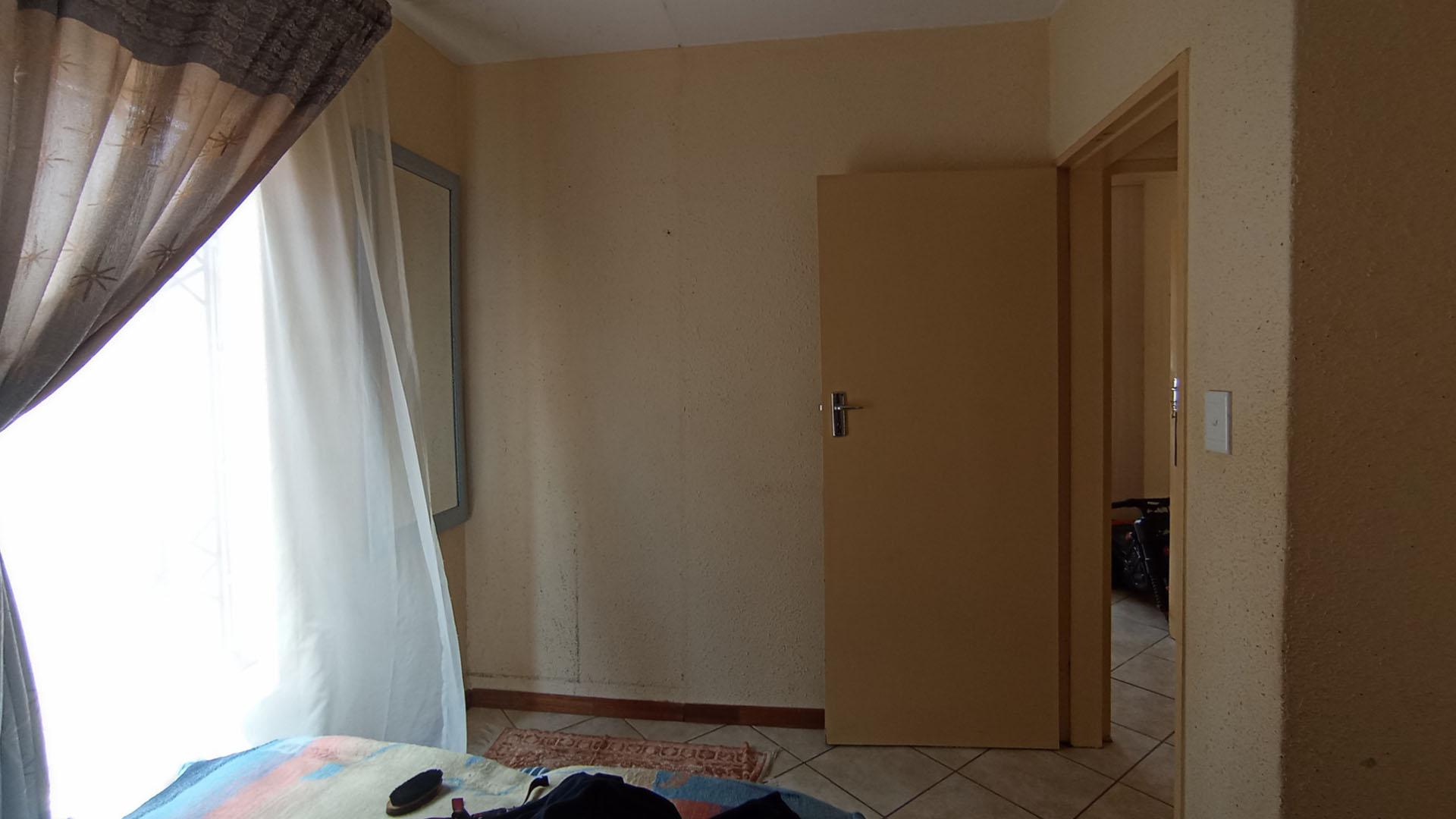 Bed Room 2 - 8 square meters of property in Olievenhoutbos