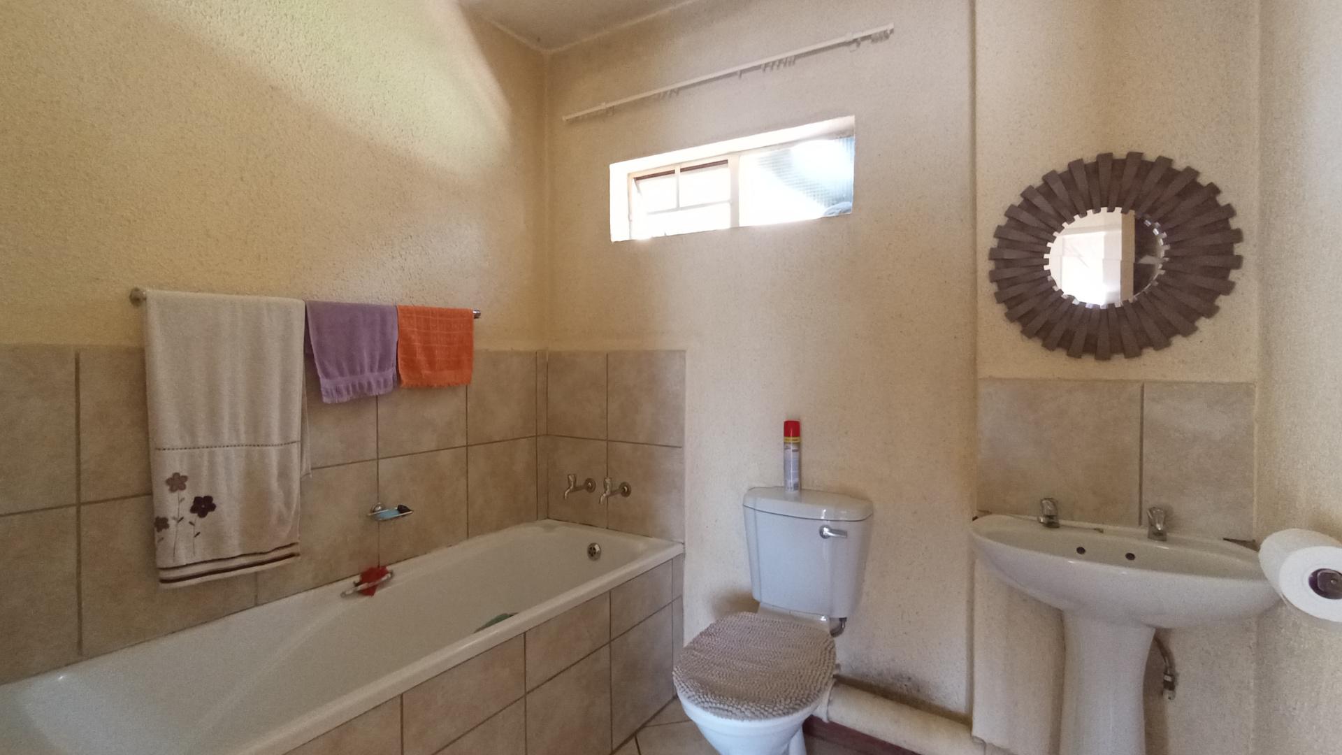 Bathroom 1 - 5 square meters of property in Olievenhoutbos