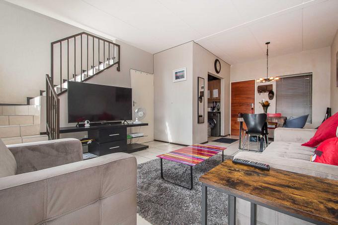 2 Bedroom Duplex for Sale For Sale in Wilgeheuwel  - MR572031