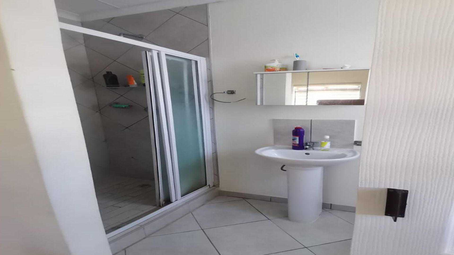 Main Bathroom of property in Kidds Beach