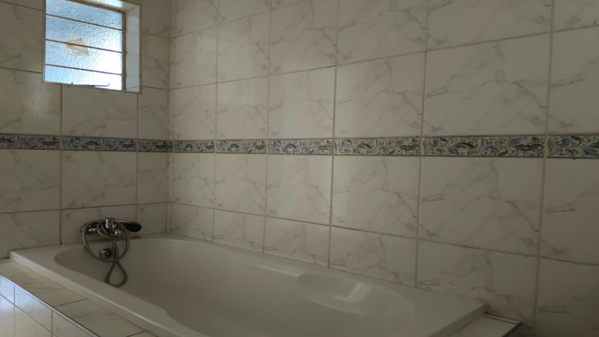 Bathroom 1 of property in Weltevreden Park