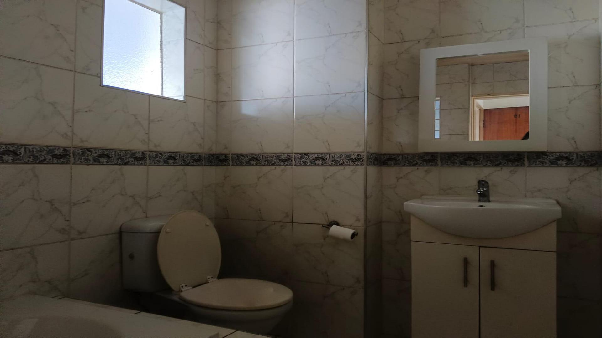 Bathroom 1 of property in Weltevreden Park
