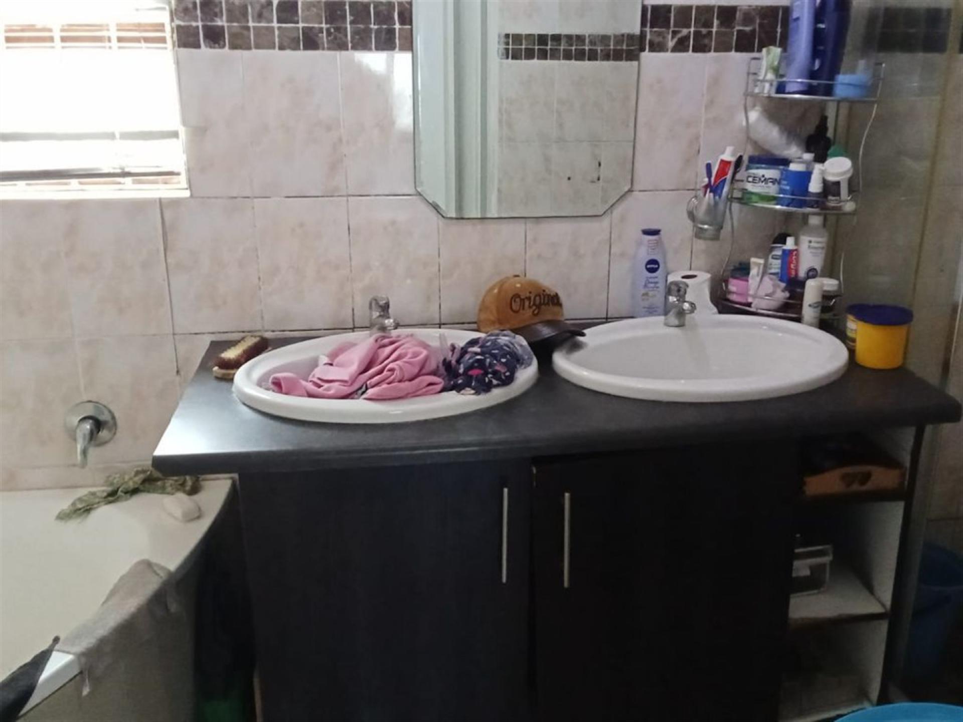 Bathroom 1 of property in Ilitha Park