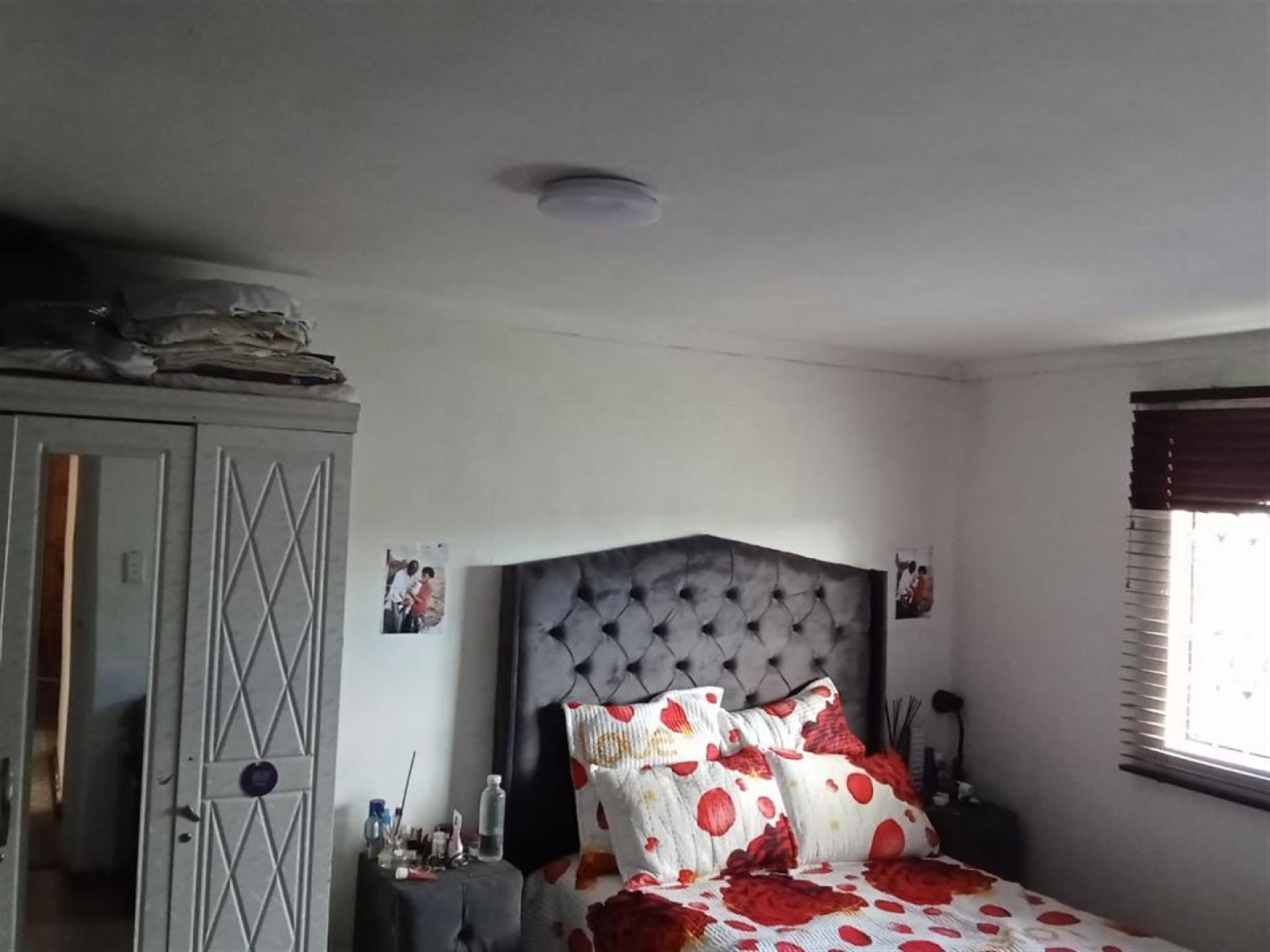 Main Bedroom of property in Ilitha Park