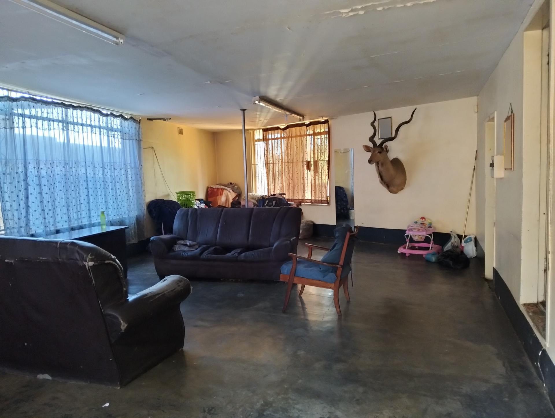 Lounges - 70 square meters of property in Townsview