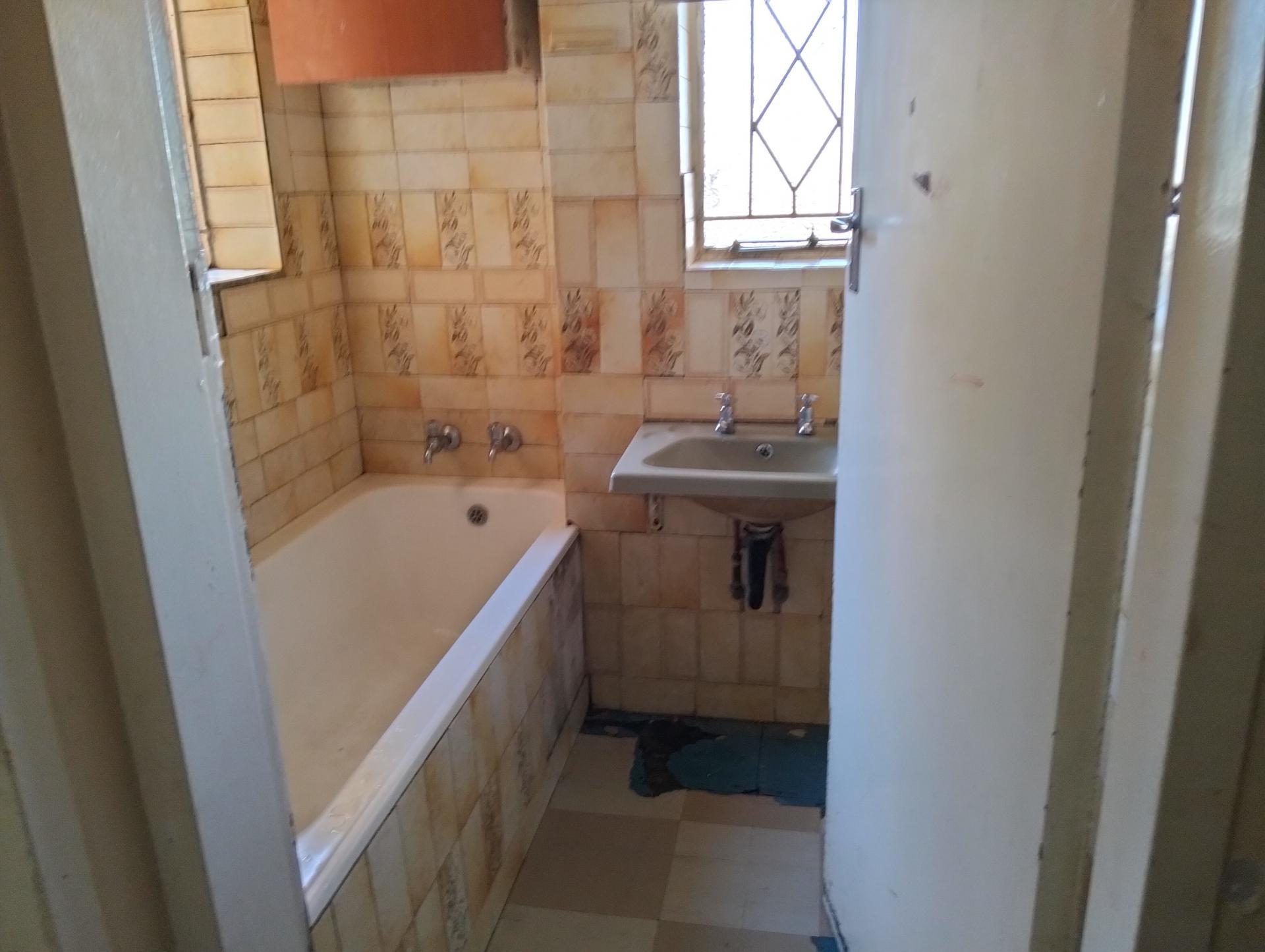 Bathroom 1 - 3 square meters of property in Townsview