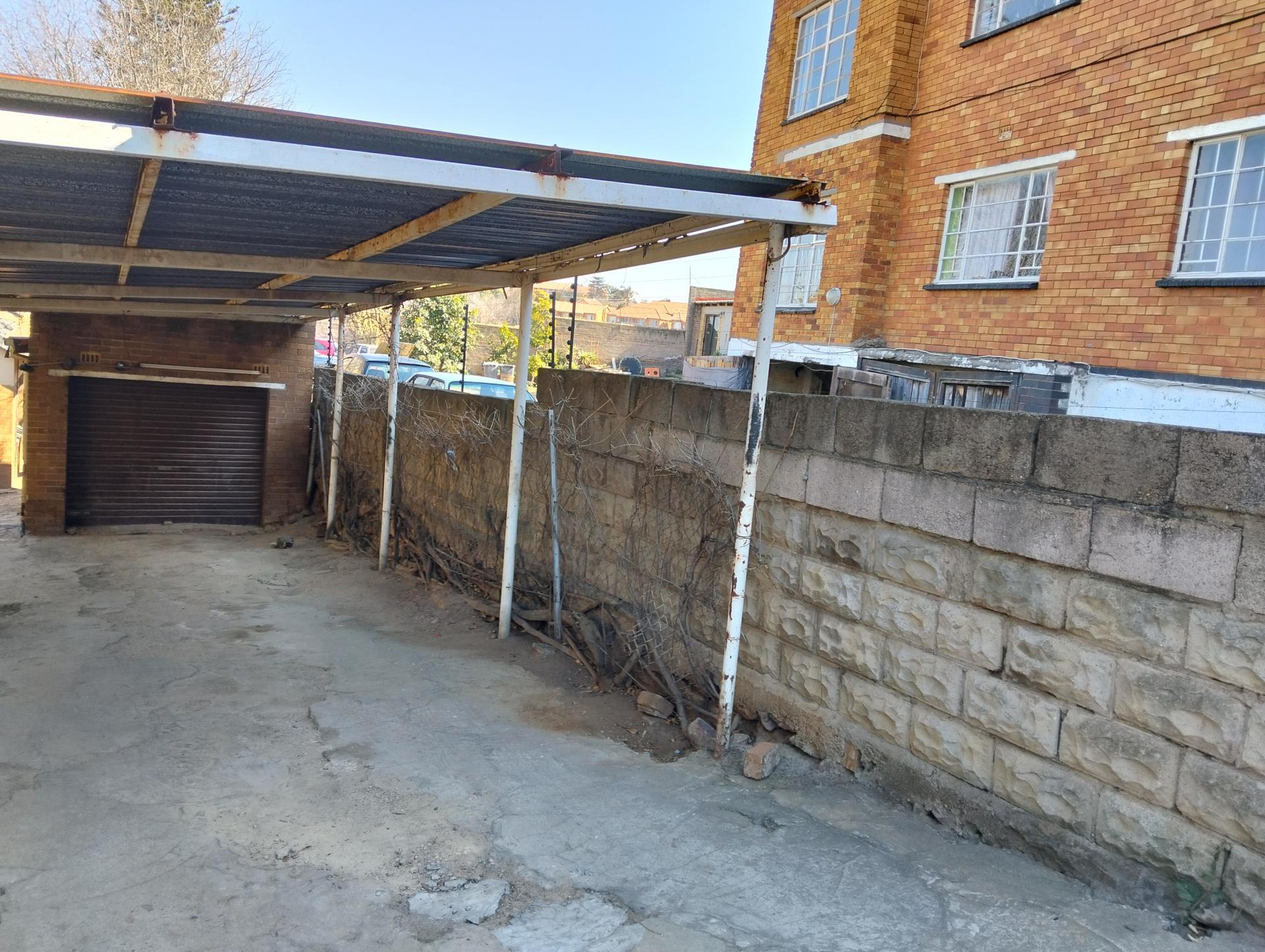 Garage of property in Townsview