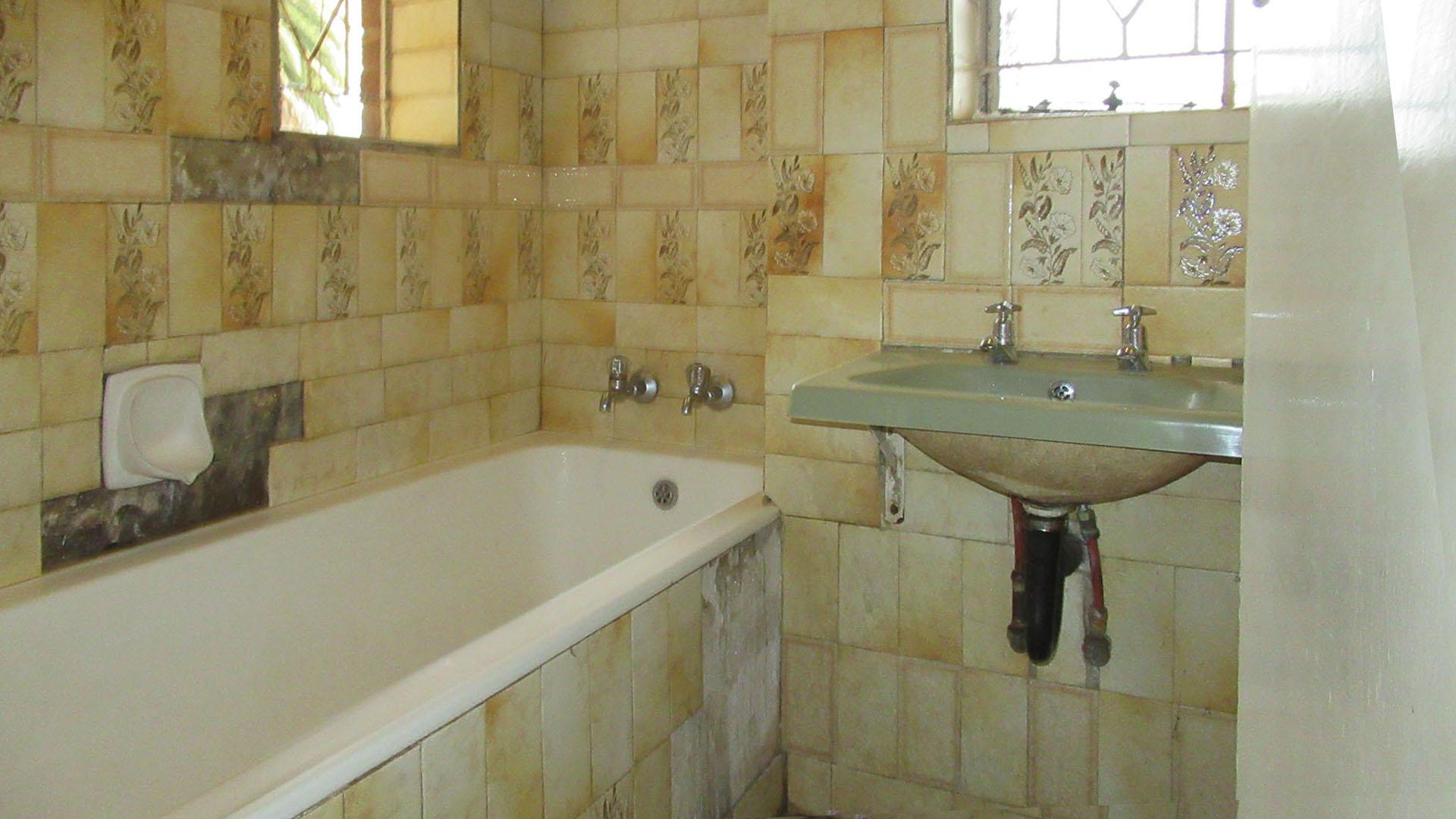 Bathroom 1 - 3 square meters of property in Townsview