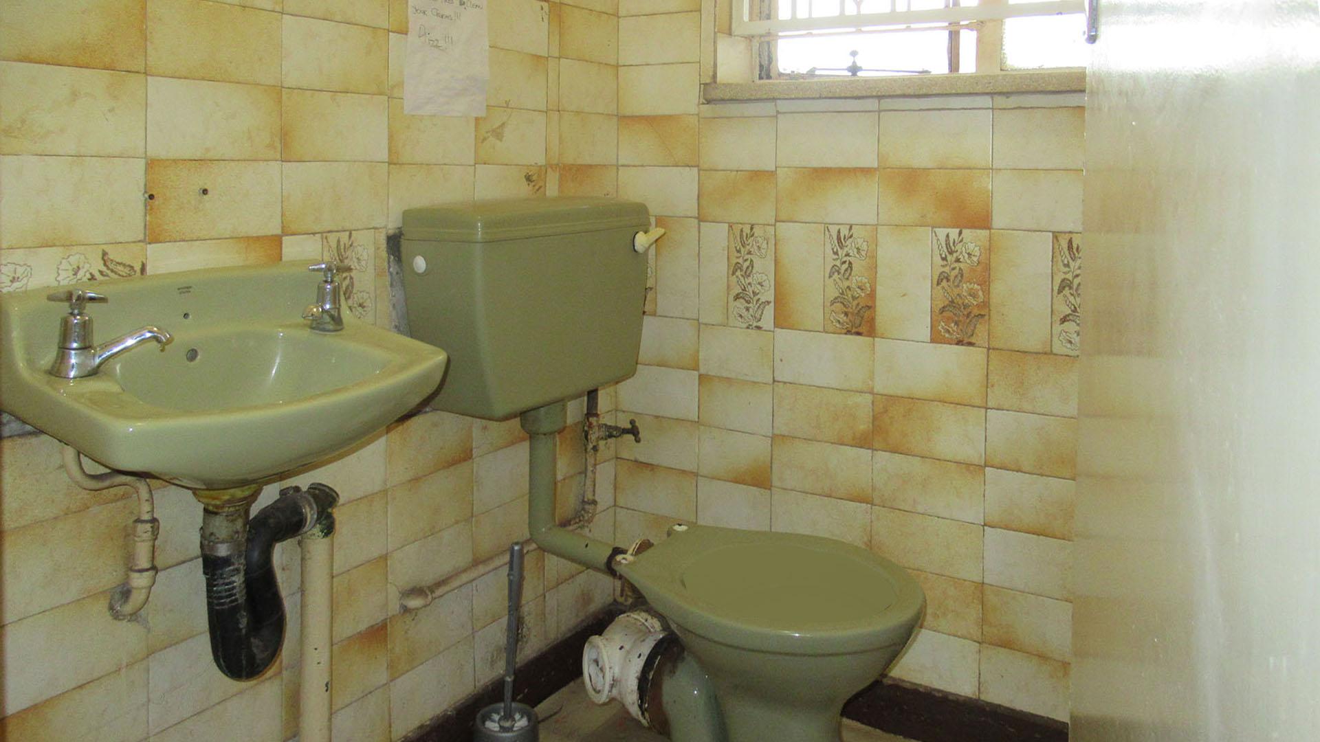 Bathroom 2 - 2 square meters of property in Townsview