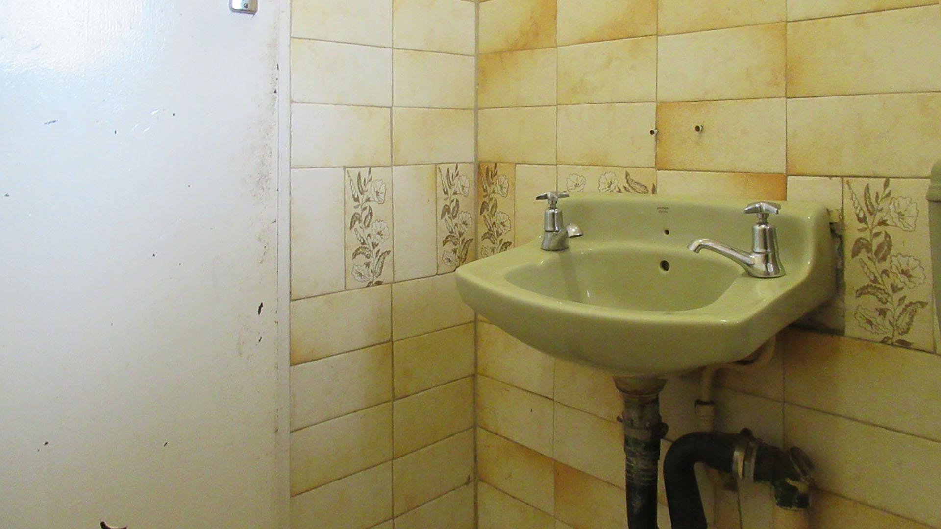 Bathroom 2 - 2 square meters of property in Townsview