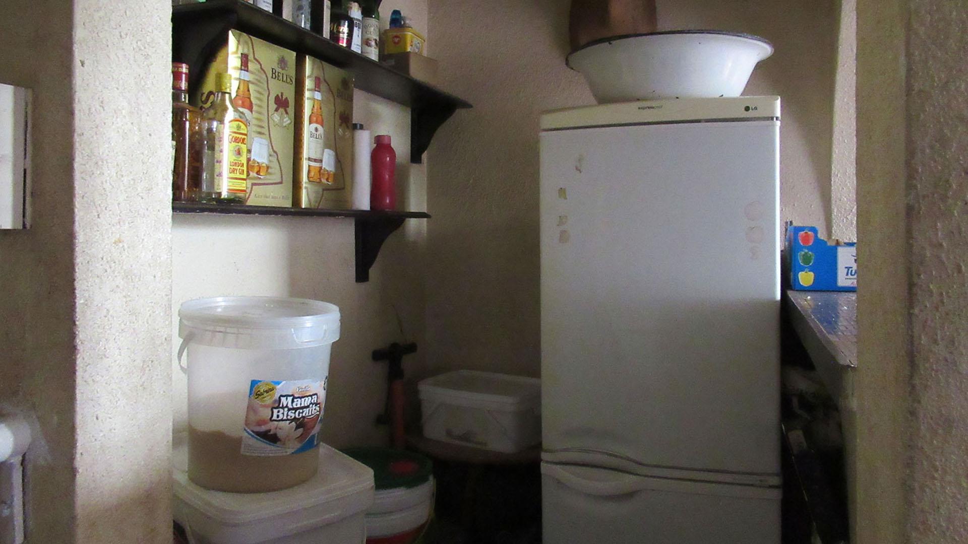 Lounges - 70 square meters of property in Townsview