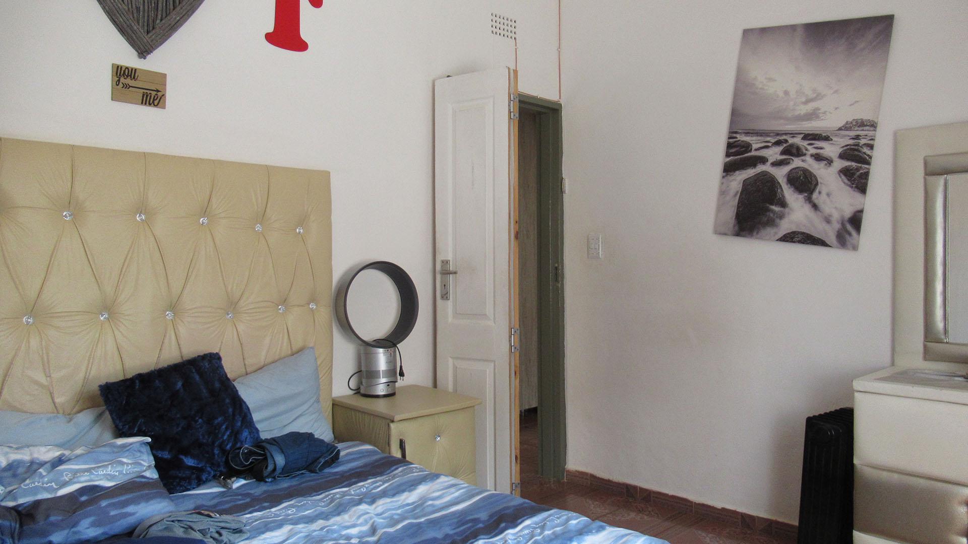 Bed Room 1 - 13 square meters of property in Lenasia
