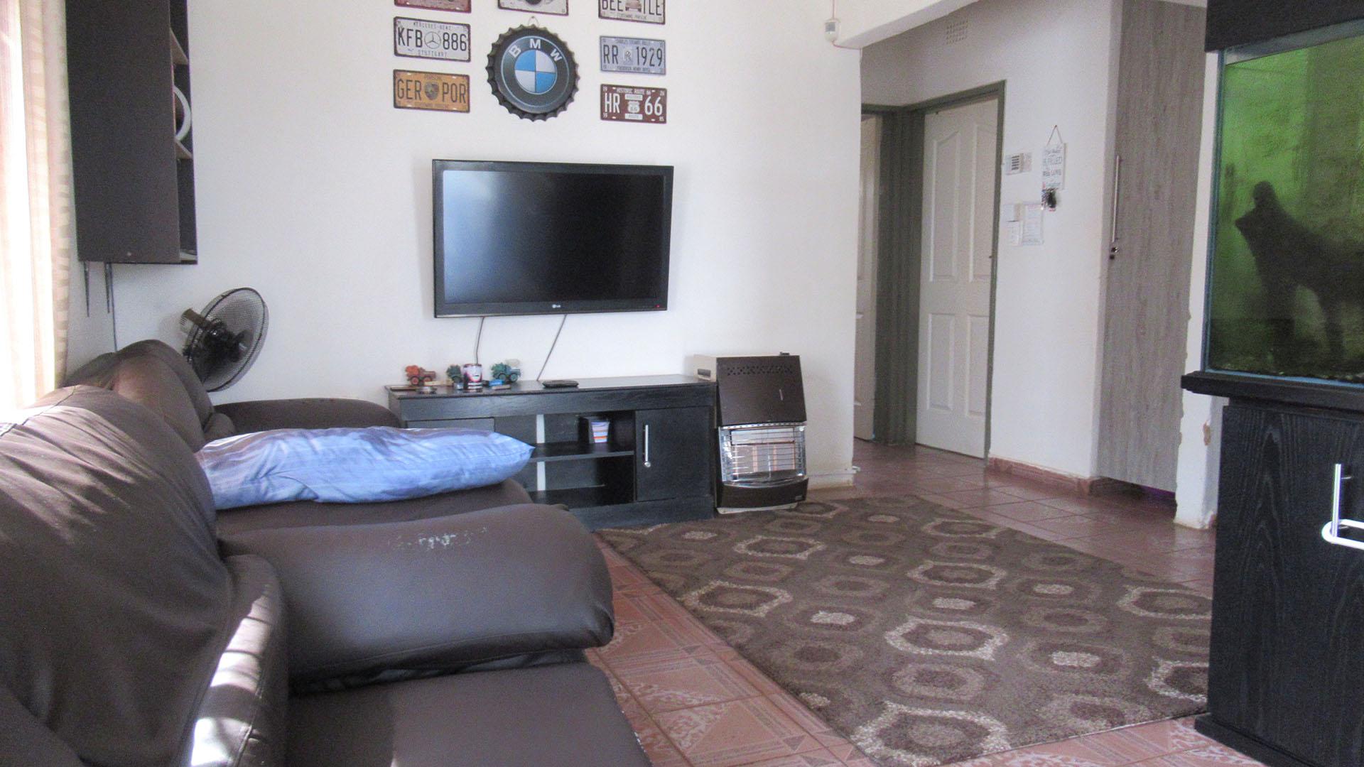 Lounges - 17 square meters of property in Lenasia