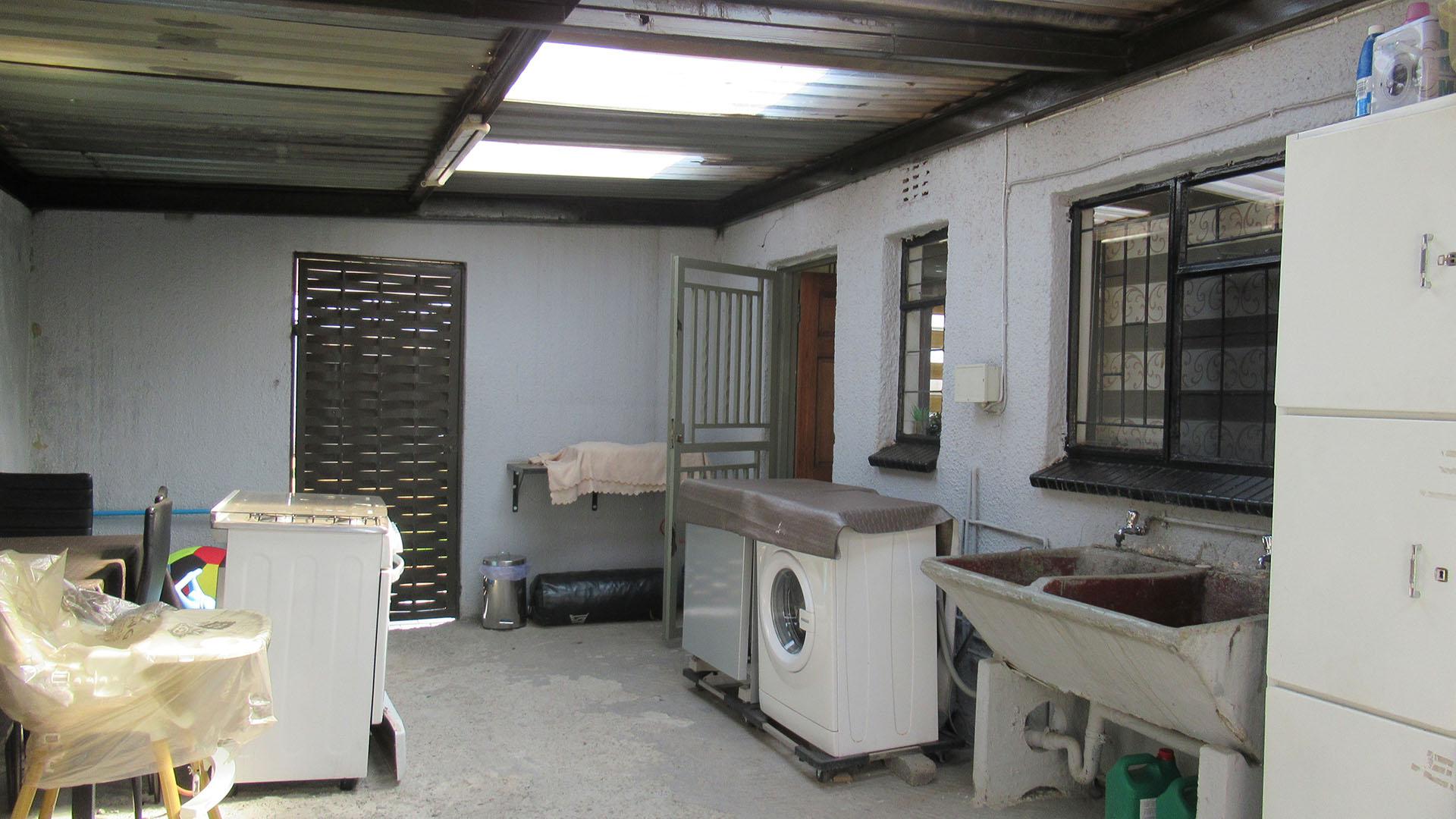 Spaces - 53 square meters of property in Lenasia