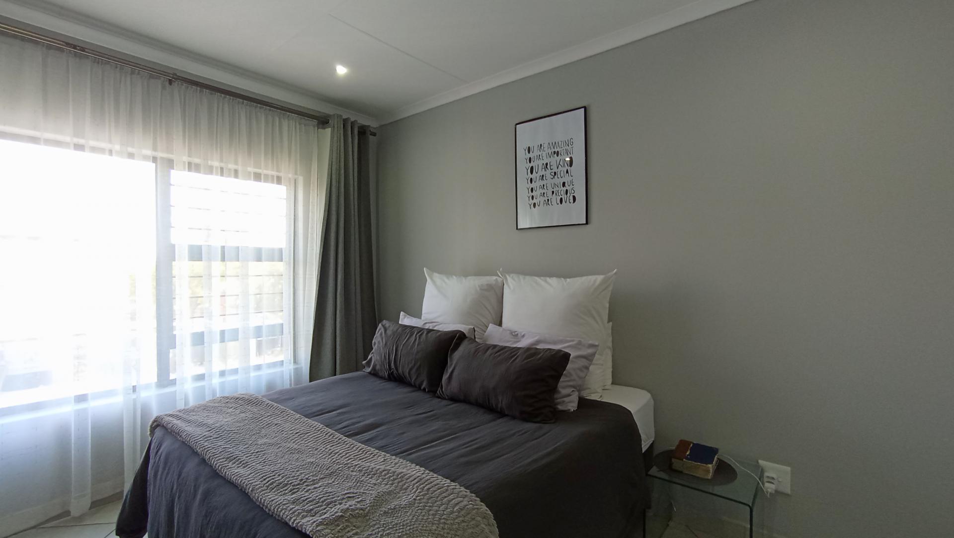 Bed Room 1 - 16 square meters of property in Florida