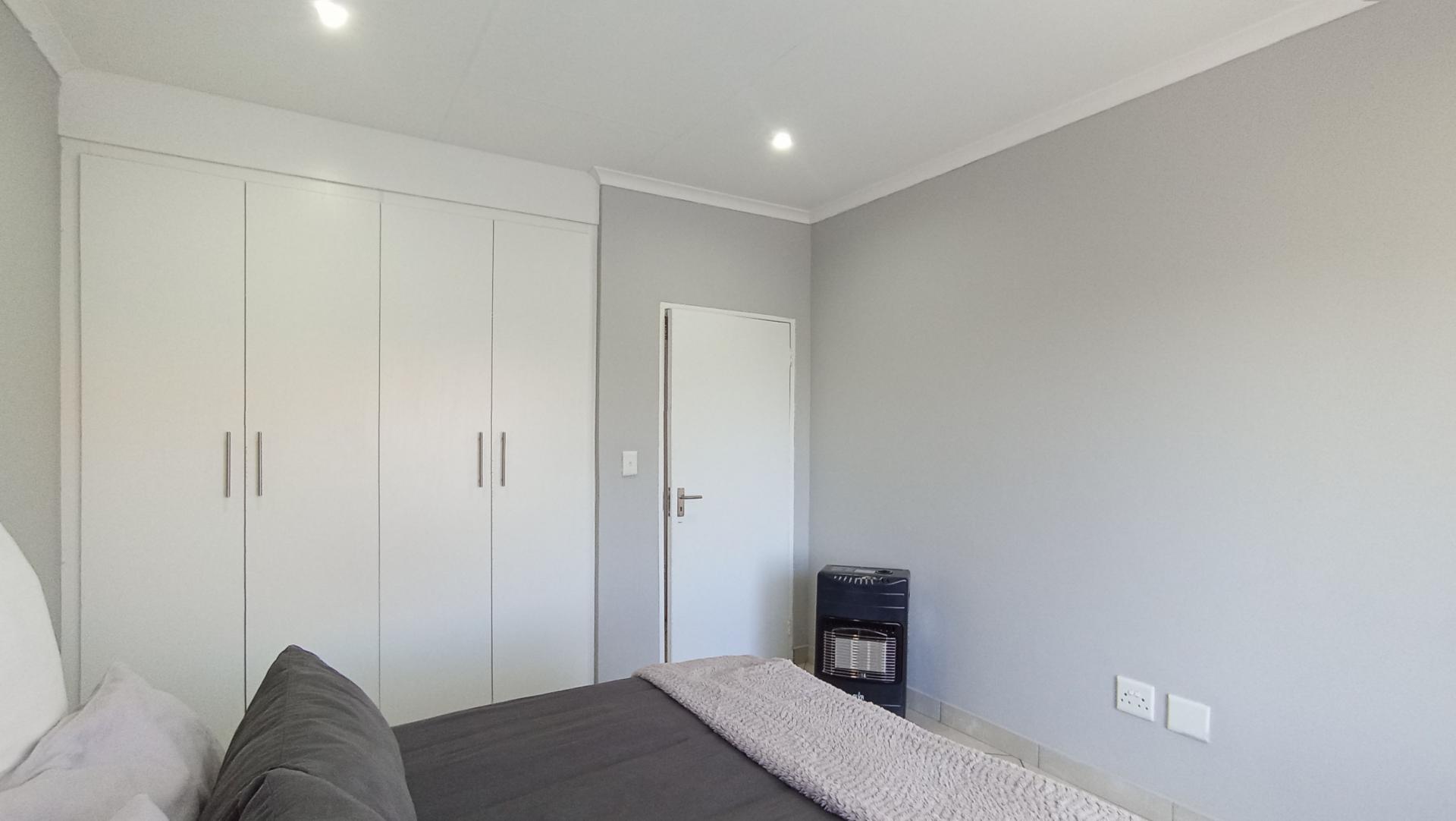 Bed Room 1 - 16 square meters of property in Florida