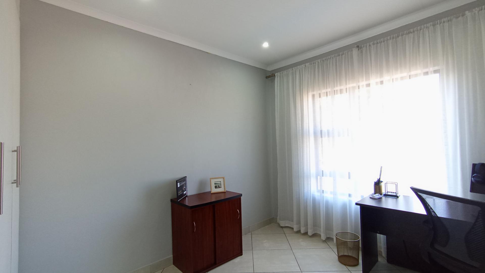 Bed Room 2 - 13 square meters of property in Florida