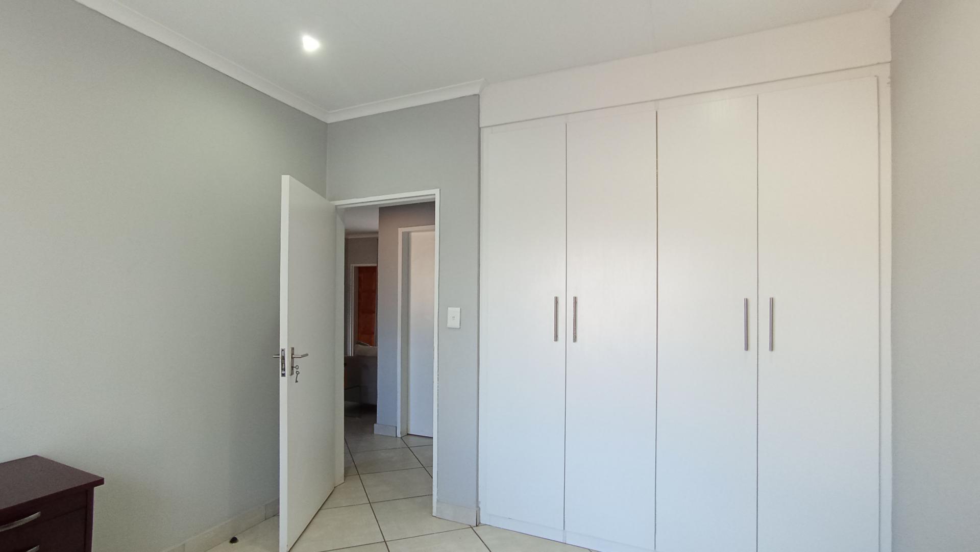 Bed Room 2 - 13 square meters of property in Florida